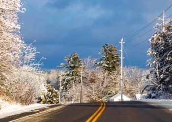O que significa a linha amarela dupla nas rotas?