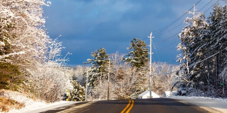 A linha dupla amarela na estrada indica que é proibido ultrapassar invadindo o sentido contrário de circulação - Créditos: depositphotos.com / truthfunctional