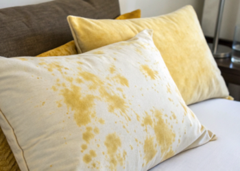 Poucos sabem o método simples para eliminar manchas amareladas de travesseiros