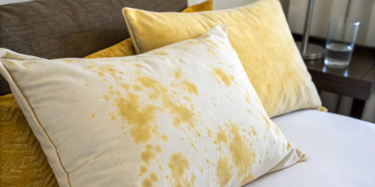 Poucos sabem o método simples para eliminar manchas amareladas de travesseiros