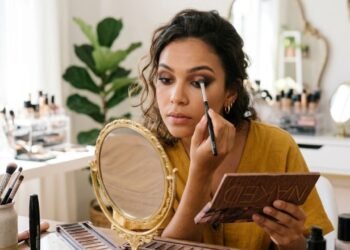 O truque com sombra que abre o olhar e deixa os olhos maiores instantaneamente