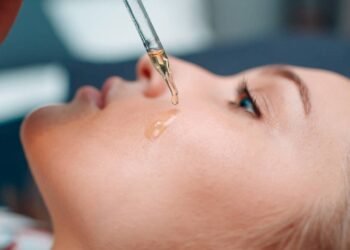 Os 5 melhores séruns faciais que ajudam a reduzir manchas e uniformizar a pele