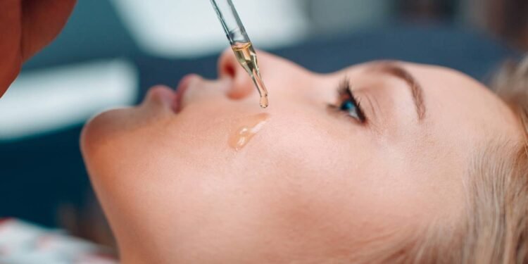 Um sérum para reduzir manchas se destaca pela combinação de ativos clareadores e antioxidantes - Créditos: depositphotos.com / atercorv.gmail.com