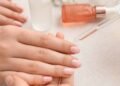Esse óleo natural é o que faltava na sua rotina para fortalecer unhas fracas e quebradiças em casa