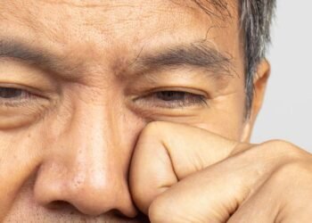 A condição nos olhos que piora com telas e pode afetar sua visão sem aviso