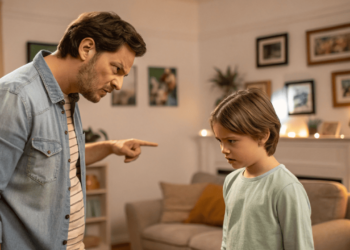 A psicologia mostra que os melhores pais nem sempre são os mais queridos no momento, mas os que sustentam decisões difíceis pensando no adulto que o filho vai se tornar