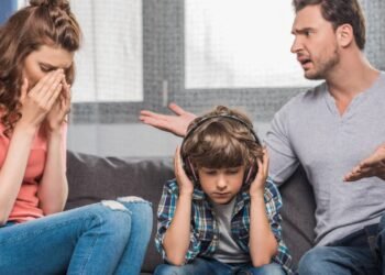 Ninguém prepara os pais para o peso emocional de serem incompreendidos — mesmo quando estão fazendo o melhor pelo futuro dos filhos