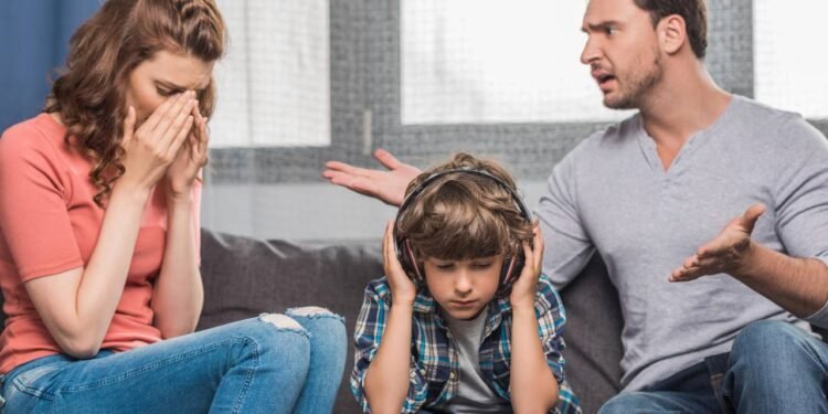 Ninguém prepara os pais para o peso emocional de serem incompreendidos — mesmo quando estão fazendo o melhor pelo futuro dos filhos