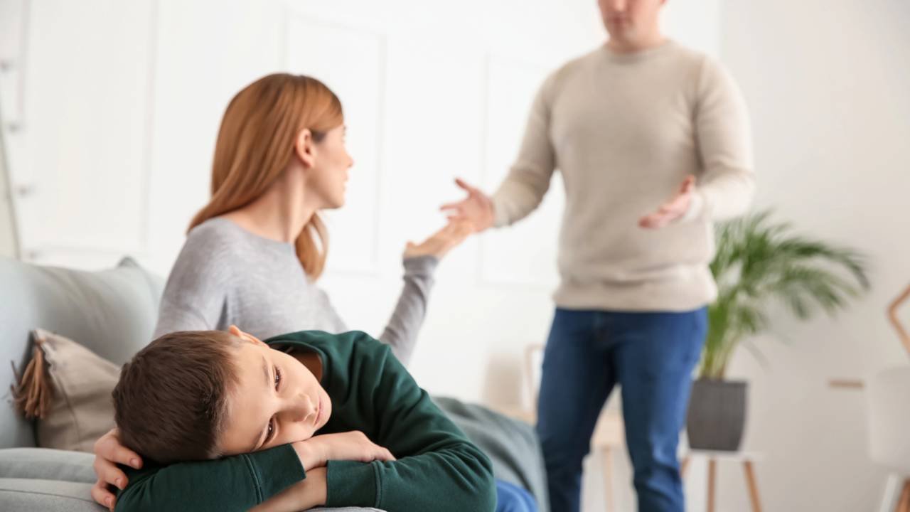 Ninguém prepara os pais para o peso emocional de serem incompreendidos — mesmo quando estão fazendo o melhor pelo futuro dos filhos