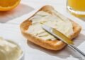 Hábito do café da manhã brasileiro pode prejudicar a saúde, veja os riscos do pão com manteiga
