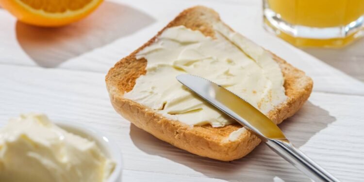 c. O que pesa é a quantidade, a frequência e o resto da alimentação ao longo do dia. Duas unidades de pão francês bem caprichadas na manteiga podem facilmente ultrapassar 400 ou 500 calorias, o que faz diferença para quem é mais sedentário. - Créditos: depositphotos.com / VadimVasenin