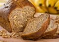 A receita de pão de banana saudável que não leva açúcar e fica pronta em 30 minutinhos