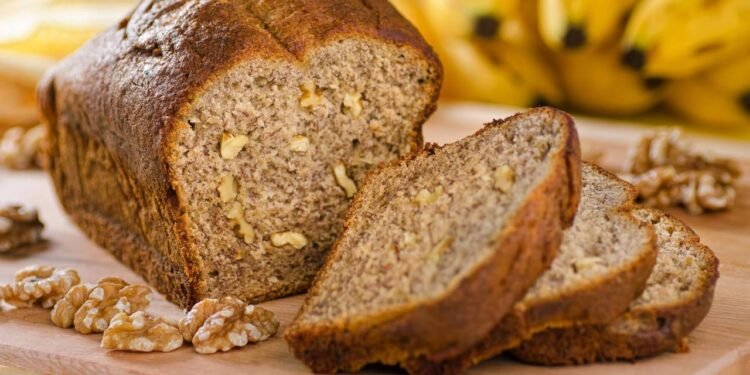 Nessa versão de pão de banana saudável sem açúcar, a banana bem madura é a grande estrela - Créditos: depositphotos.com / fudio