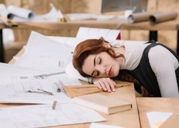 O que significa sentir sono o tempo todo e quando isso merece atenção médica