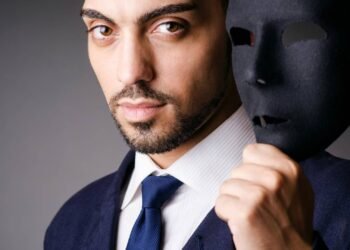 Quem é falso costuma apresentar esses 3 comportamentos no dia a dia, segundo a psicologia