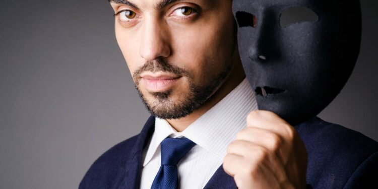 Quem é falso costuma apresentar esses 3 comportamentos no dia a dia, segundo a psicologia