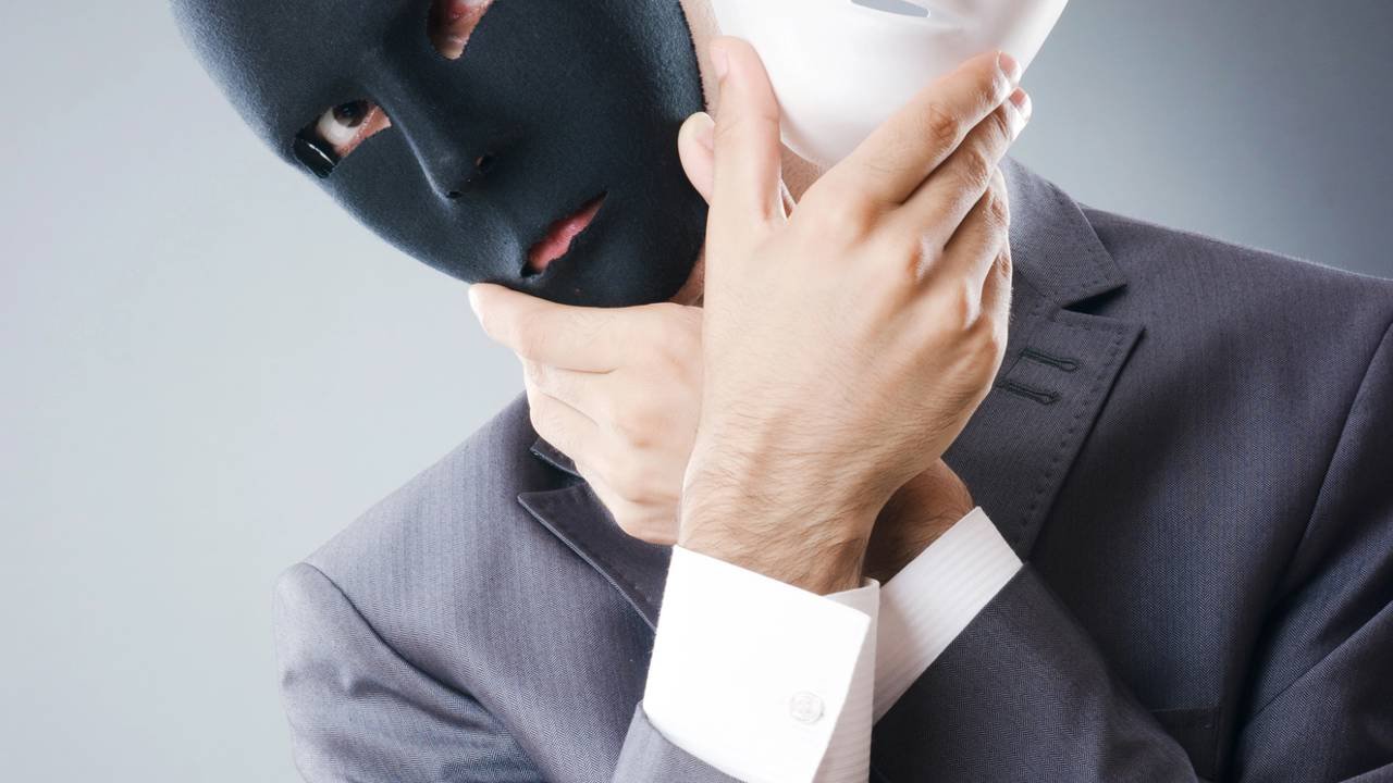 Quem é falso costuma apresentar esses 3 comportamentos no dia a dia, segundo a psicologia
