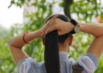 O que significa prender o cabelo muito apertado todos os dias