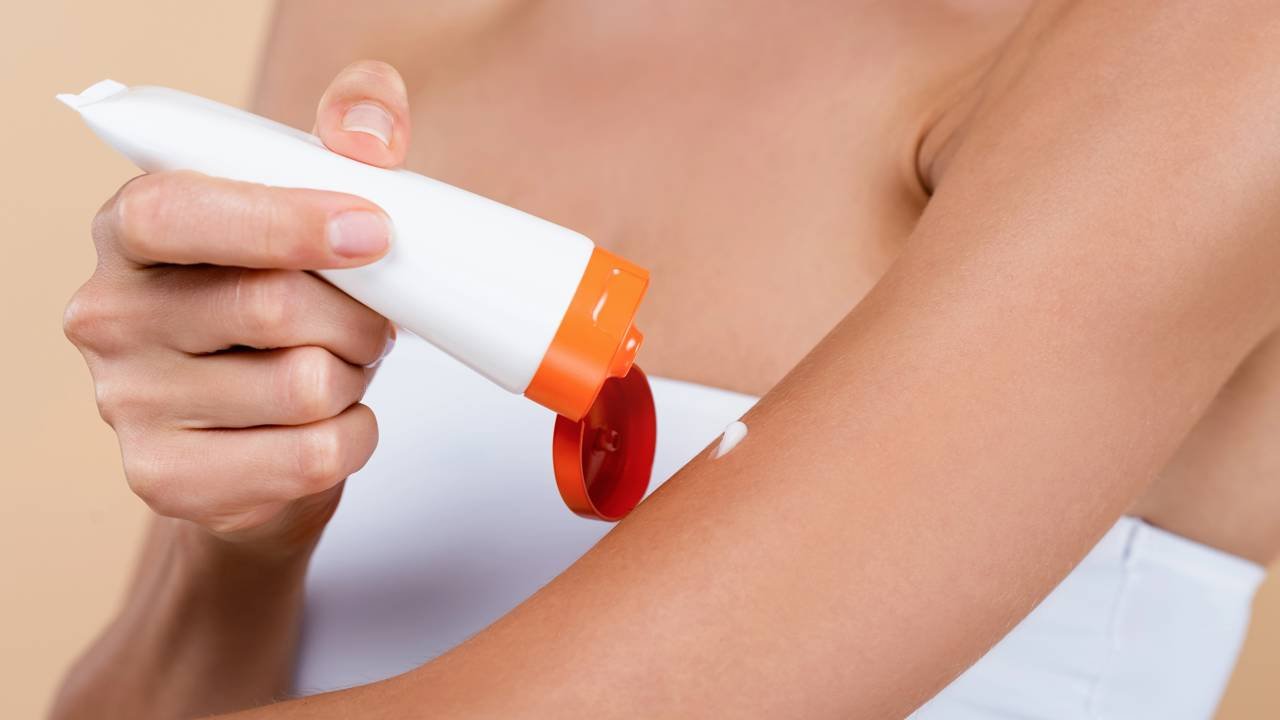 Os melhores protetores solares com cor para proteger a pele e uniformizar o tom no dia a dia