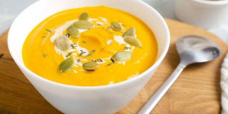 Comer com calma, mastigar bem e evitar deitar logo após o jantar são atitudes que podem diminuir a sensação de peso e a queimação - Créditos: depositphotos.com / Alkarnasia