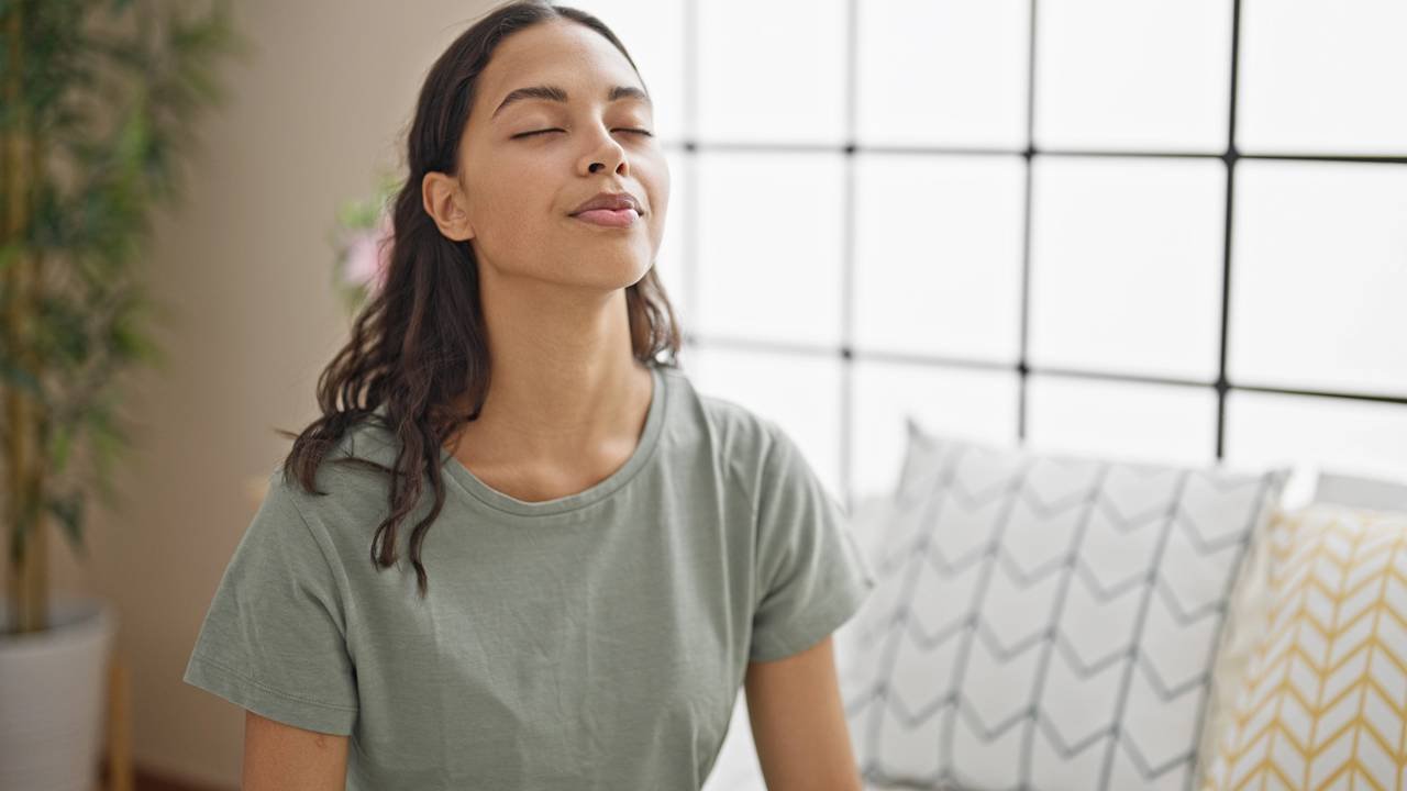 O truque de respirar no ritmo certo para adormecer que funciona para quem tem a mente acelerada