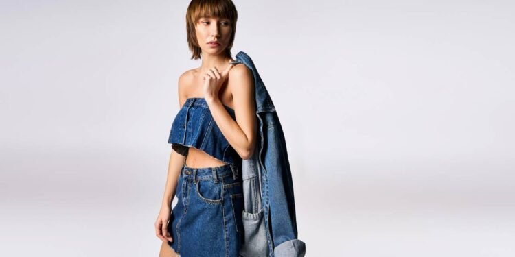 A saia jeans voltou a ser usada com esses sapatos tendência para looks modernos e despojados