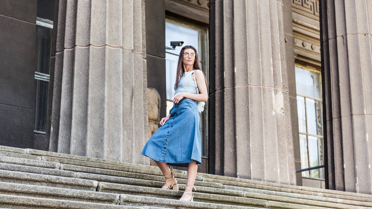 A saia jeans voltou a ser usada com esses sapatos tendência para looks modernos e despojados