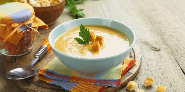 A sopa de abóbora com gengibre é frequentemente associada ao fortalecimento das defesas do corpo - Créditos: depositphotos.com / minadezhda