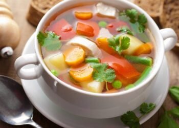 Como preparar uma sopa de frango com legumes que ajuda na recuperação do organismo
