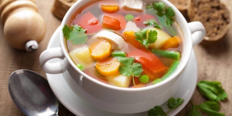 A sopa de frango com legumes, é uma combinação simples que une proteína magra e vegetais variados em um único prato - Créditos: depositphotos.com / duskbabe