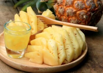 O suco natural que ajuda a desinchar e pode ser feito com ingredientes que você já tem em casa