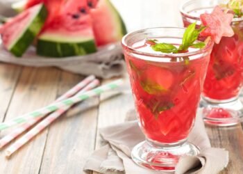 Nutricionistas explicam por que essa bebida gelada tem sido usada para ajudar na hidratação nos dias quentes