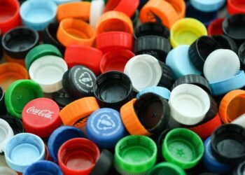 Poucos sabem para que servem os relevos nas tampas de garrafa PET