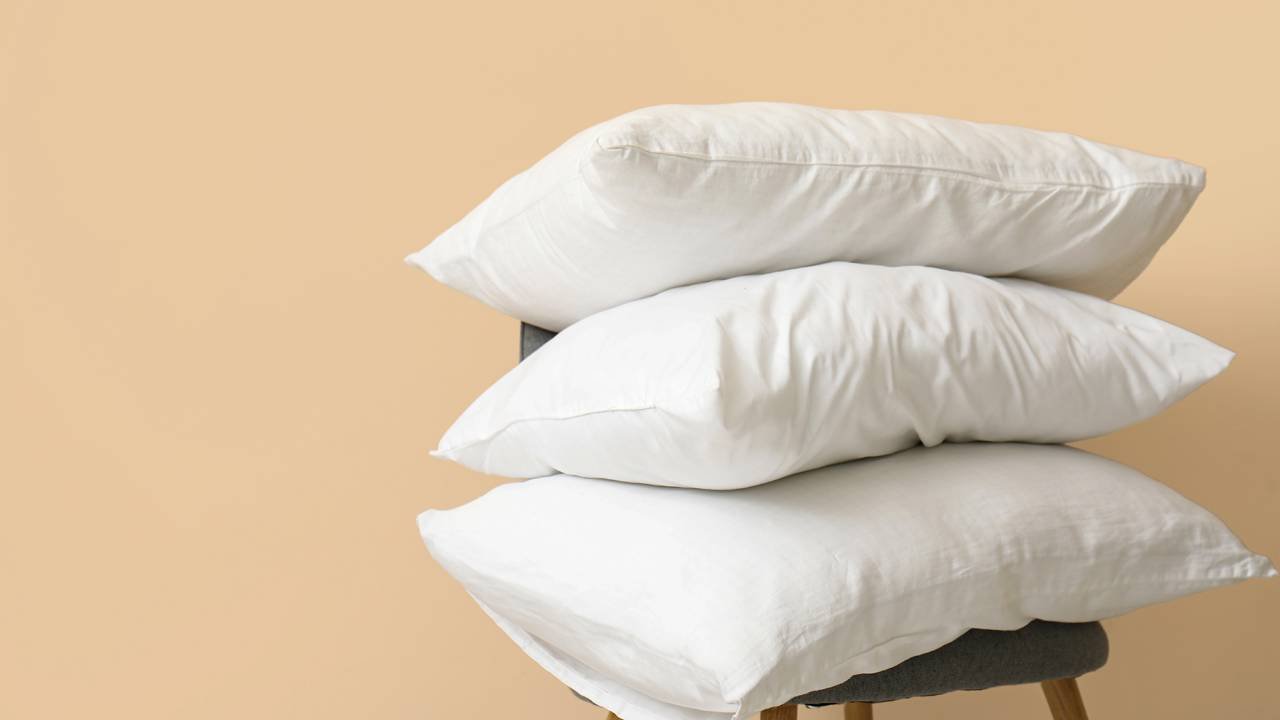 Poucos sabem o método simples para eliminar manchas amareladas de travesseiros