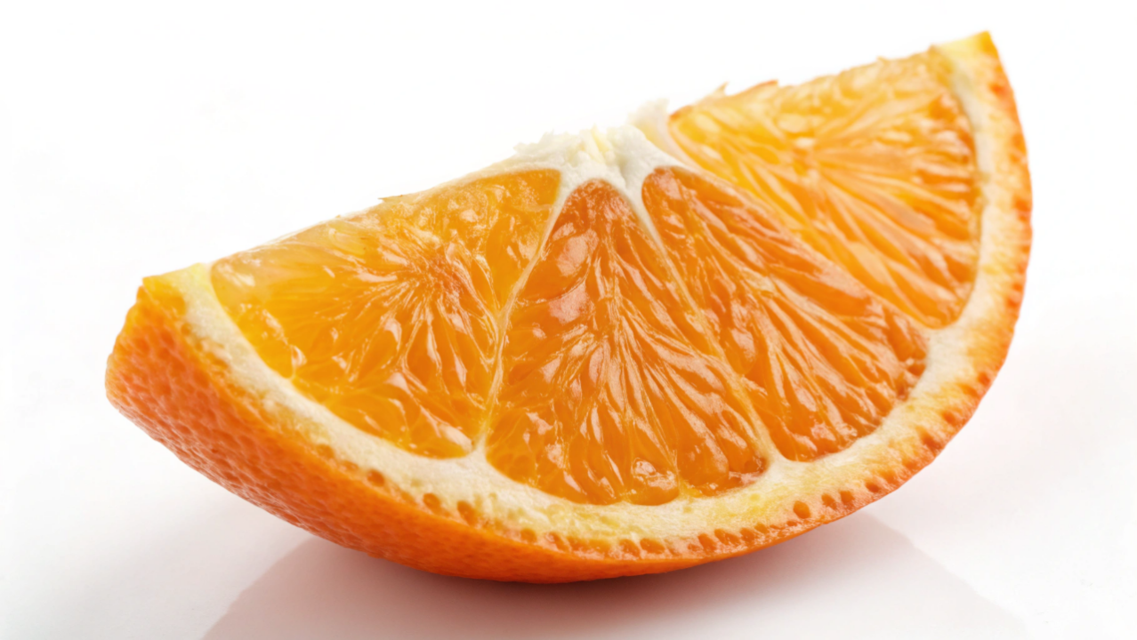 A vitamina que ajuda a proteger a pele do envelhecimento, fortalecer o colágeno e melhorar a cicatrização