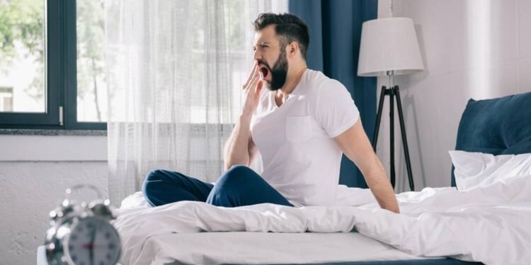 O erro comum ao ignorar o cansaço matinal que pode indicar falta de vitaminas - Créditos: depositphotos.com / NatashaFedorova