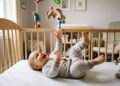 Seu bebê não para quieto? O que isso pode dizer sobre o desenvolvimento nos primeiros 12 meses