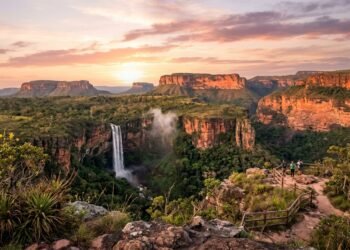 A apenas 65 km de Cuiabá, o planalto de 500 milhões de anos esconde cavernas de arenito e lagoas azuis