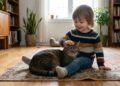 Convivência entre gatos e crianças estimula comportamentos que ajudam no desenvolvimento social