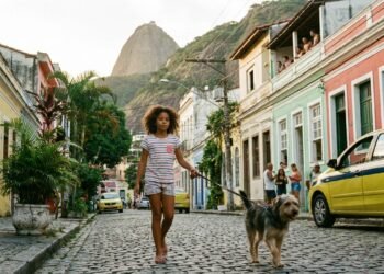 Crianças que crescem com cães desenvolvem hábitos importantes que vão além da convivência diária