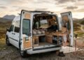 Quanto custa transformar um furgão pequeno num camper compacto para trabalhar remotamente e viajar sozinho