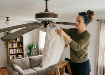Como tirar poeira do ventilador em 5 minutos sem espalhar sujeira pela casa, usando apenas uma fronha
