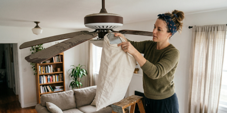 Como tirar poeira do ventilador em 5 minutos sem espalhar sujeira pela casa, usando apenas uma fronha