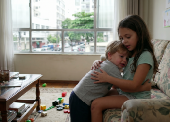 Estudos revelam que crianças que cuidavam dos outros cedo não perderam a infância, elas desenvolveram empatia acima da média