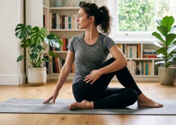 Alongamentos rápidos que corrigem a postura e diminuem dores nas costas sem sair de casa