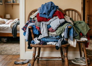 Qual é o significado de acumular roupas na cadeira com frequência