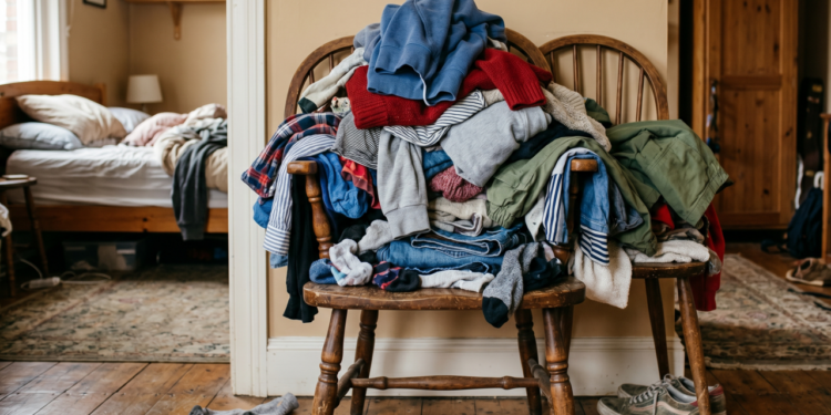 Qual é o significado de acumular roupas na cadeira com frequência