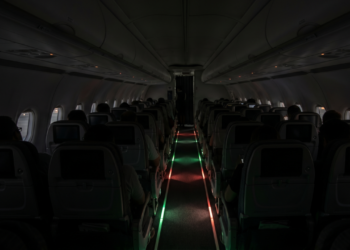 Por que os aviões sempre mantêm as luzes apagadas durante a decolagem e o pouso? A explicação tem a ver com segurança dos passageiros