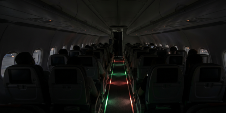 Por que os aviões sempre mantêm as luzes apagadas durante a decolagem e o pouso? A explicação tem a ver com segurança dos passageiros