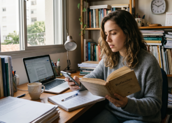 Em algum lugar entre 2003 e 2021, a opinião deixou de ser algo construído com tempo e se tornou uma reação instantânea — e isso mudou a forma como pensamos